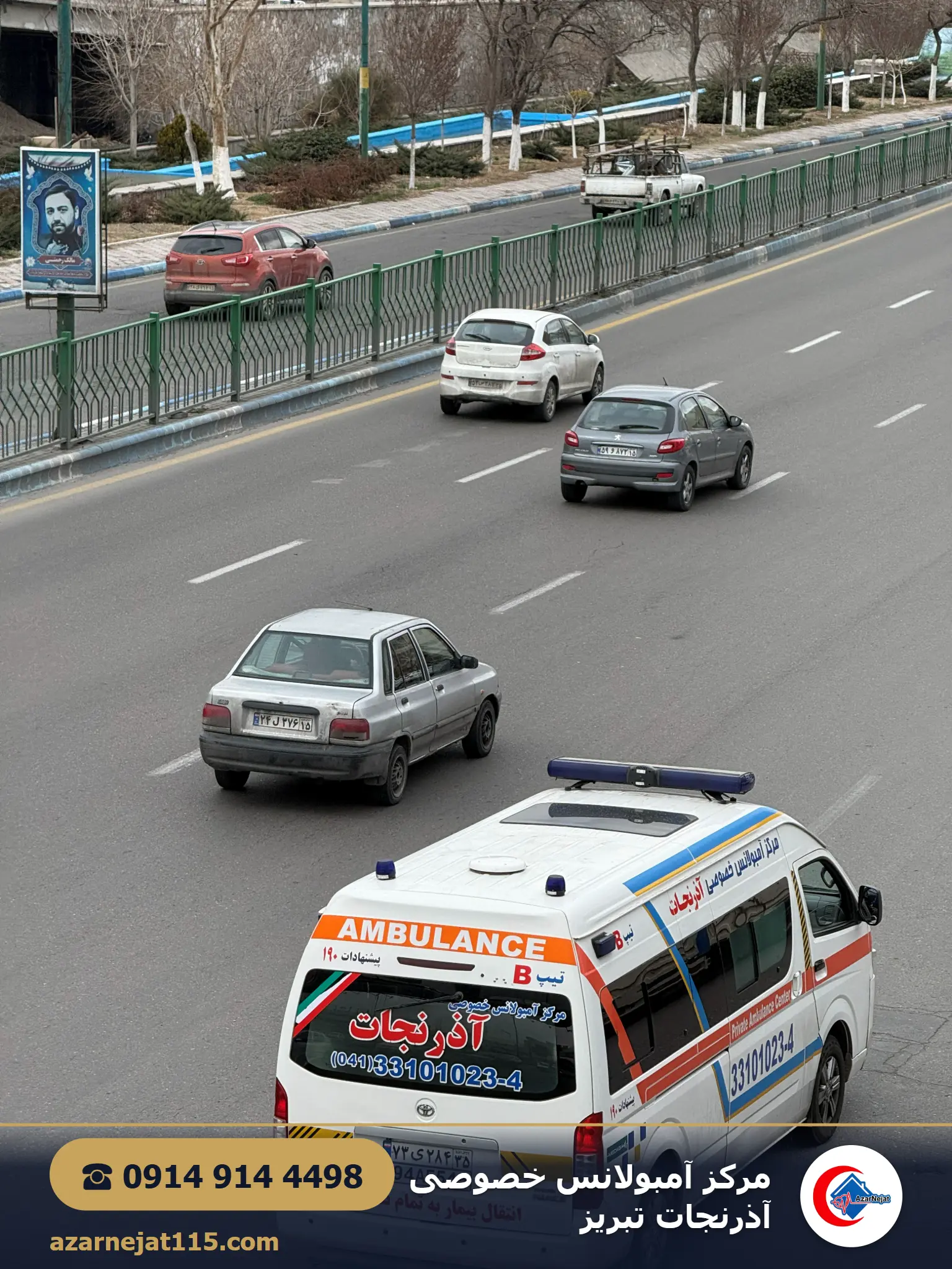 حرکت آمبولانس خصوصی بین‌شهری آذرنجات در جاده برای انتقال ایمن بیمار
